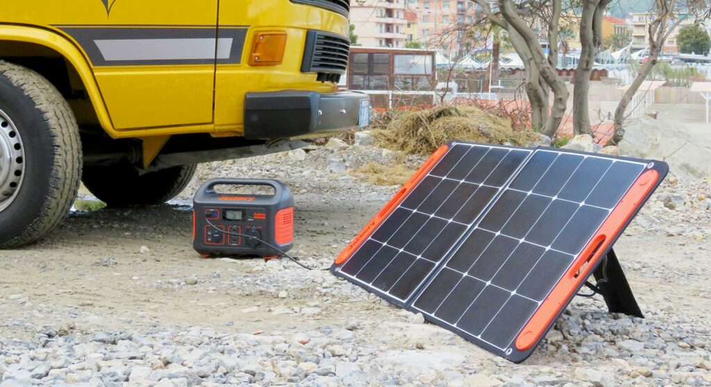 Installation of the Jackery Solar Generator consisting of Explorer 500 and Solarsage 100
